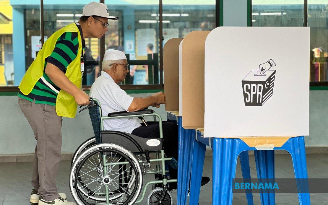 Johor Voters Head to Polls: 1,076 Centres Open Across State