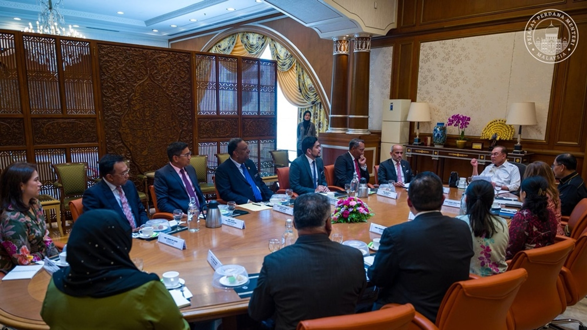 Anwar Urges Diplomats to Intensify Economic Outreach and Investment Drive