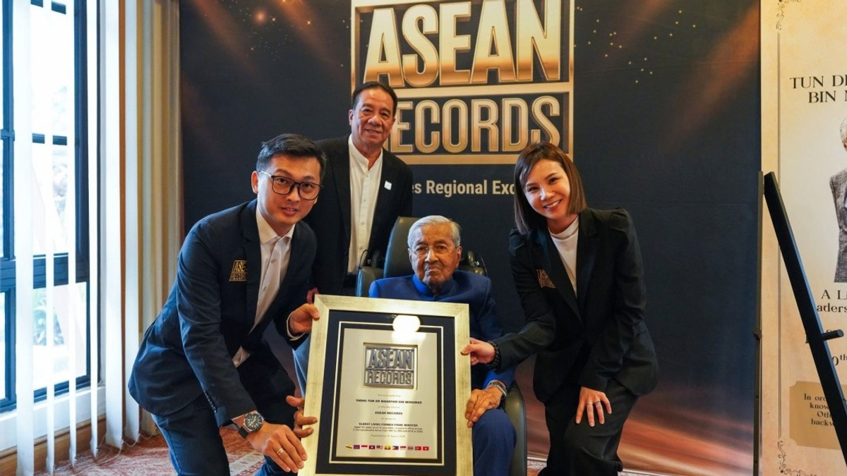 Dr Mahathir and Dr Siti Hasmah Achieve Rare Centenarian Milestone, Breaking Regional Records