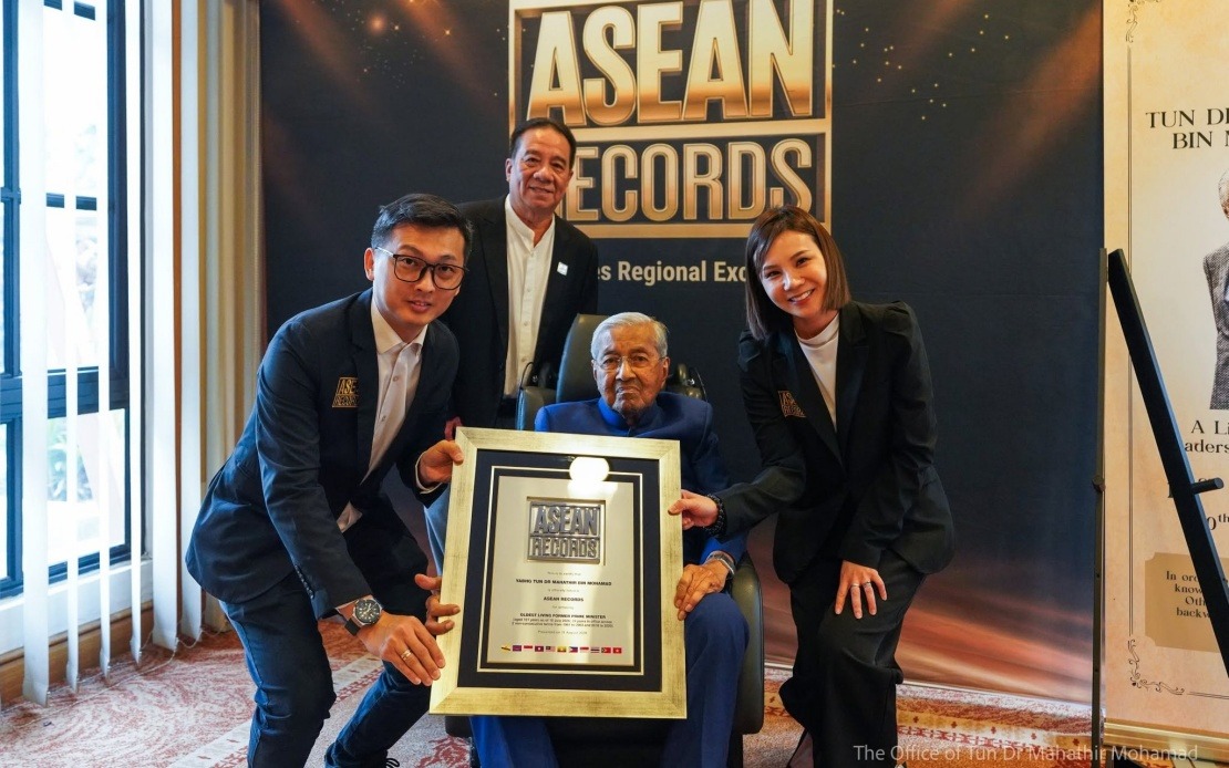 Dr Mahathir and Dr Siti Hasmah Achieve Rare Centenarian Milestone, Breaking Regional Records
