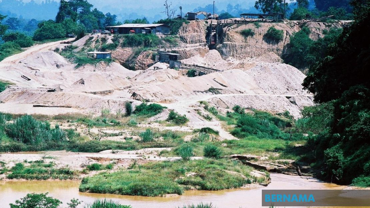 Kelantan Authorities Seize 45 Excavators in Illegal Gold Mining Operation