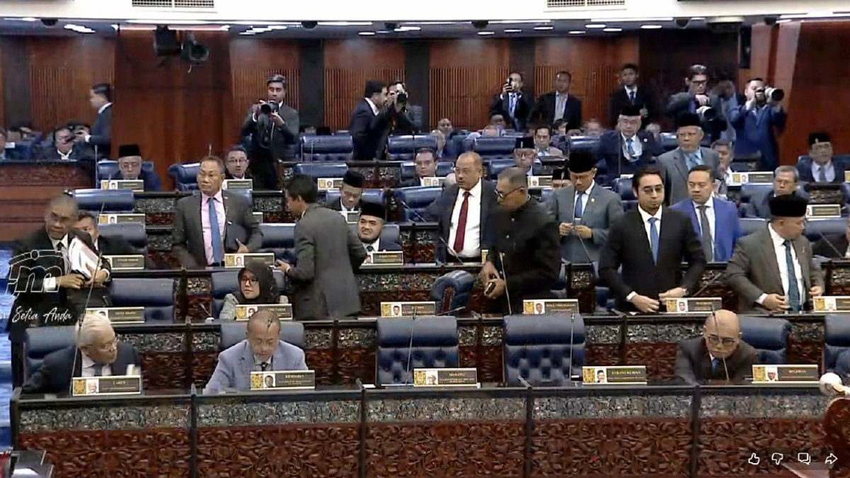 Opposition MPs Stage Parliamentary Walkout Over Tabung Haji RCI Debate Timing