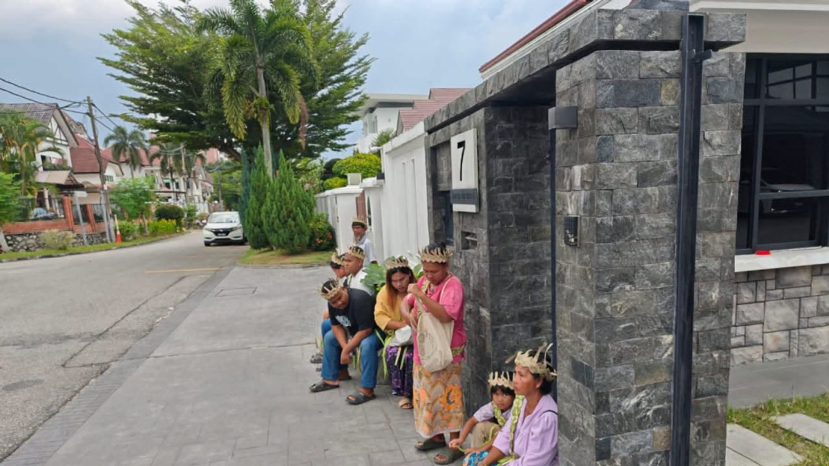 Anwar commits to resolve Orang Asli land row in Maran amid village consultations