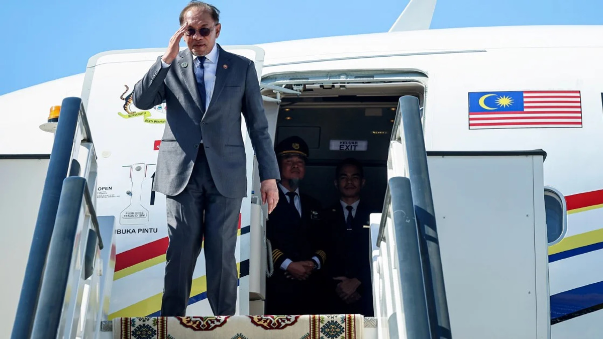 Anwar Returns to Penang Following Turkmenistan Mission, Focuses on Media and Investment Agendas