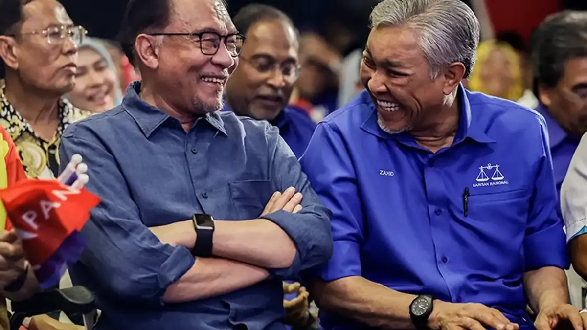 Zahid Counters Anwar's Poem With Verse of His Own, Reaffirms BN's Unity Government Pledge