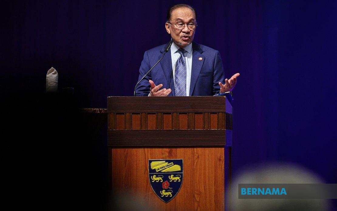 PM Anwar Assists Gravedigger Fighting Mouth Cancer With RM2,000 Donation