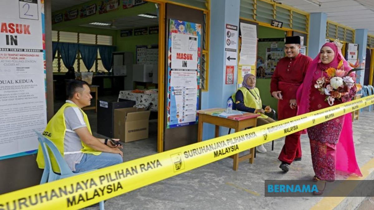 Young Bride Casts Vote in Traditional Wedding Attire During Negeri Sembilan Election