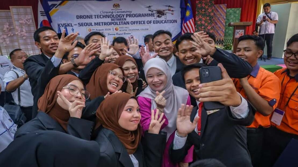 Education Minister Challenges Setapak Vocational Students to Develop Drone Security Applications