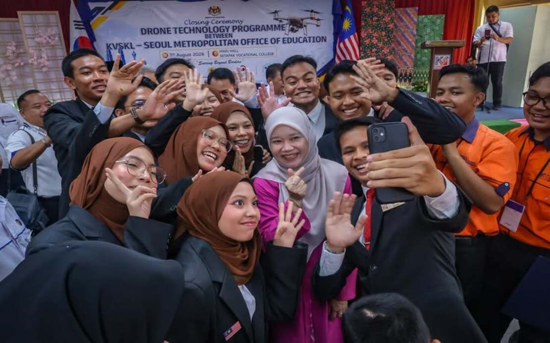 Education Minister Challenges Setapak Vocational Students to Develop Drone Security Applications
