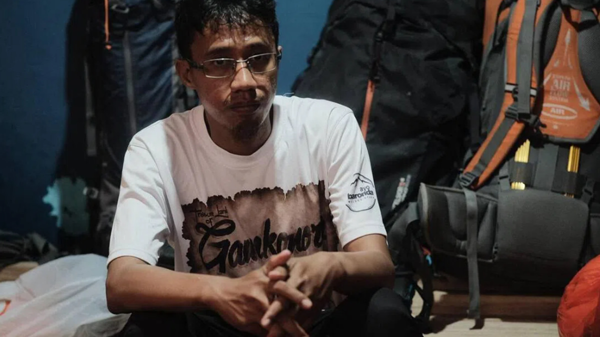 Mount Dukono guide charged with negligence over fatal eruption that killed three climbers