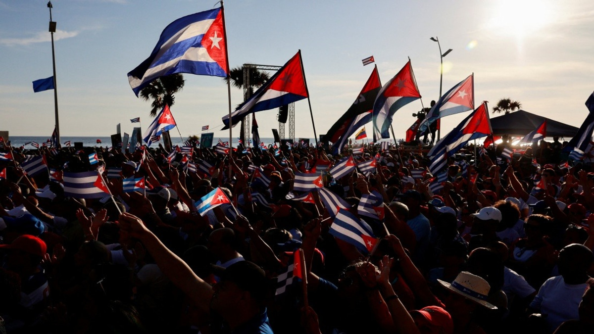 Thousands Rally at US Embassy in Havana to Protest Raúl Castro Indictment