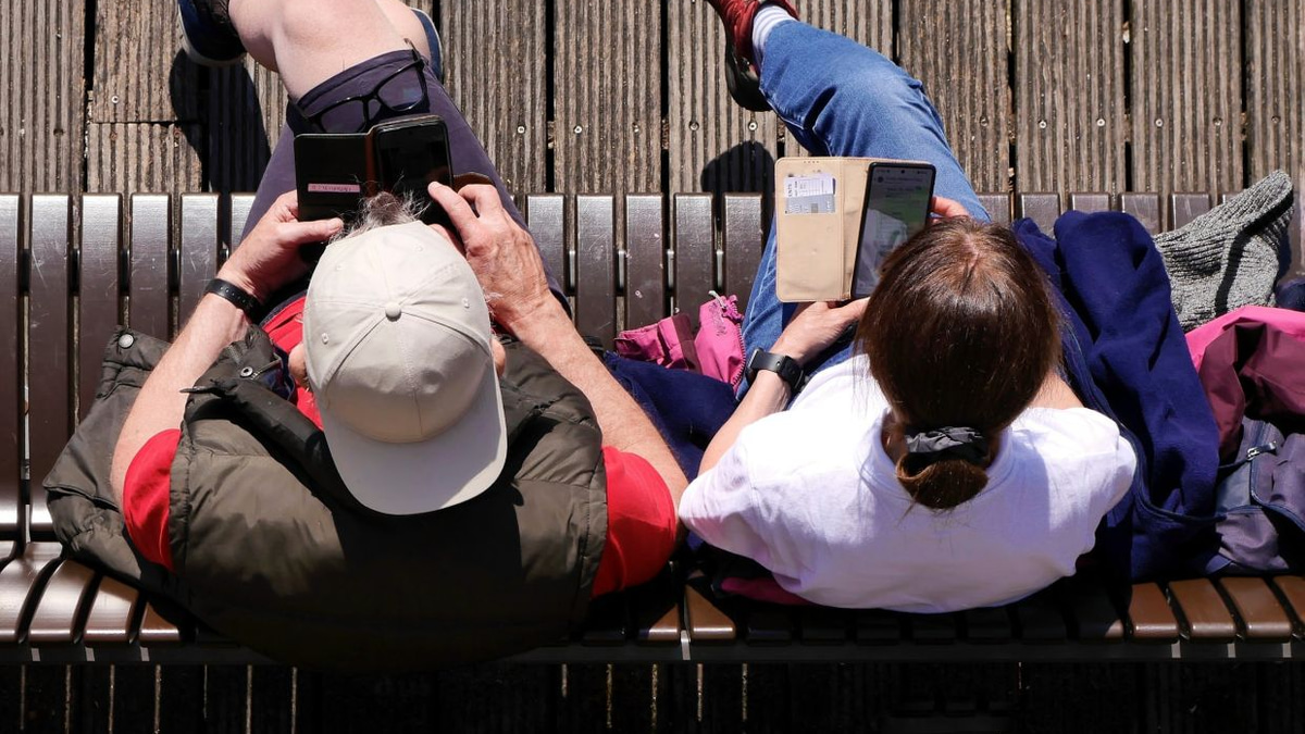 Parental phone distraction undermines child development, research reveals