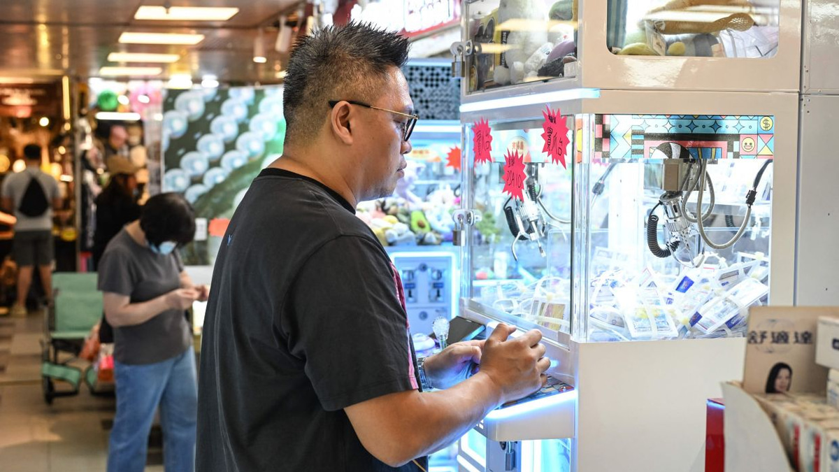 Hong Kong moves to regulate claw machine 'addiction' as complaints surge