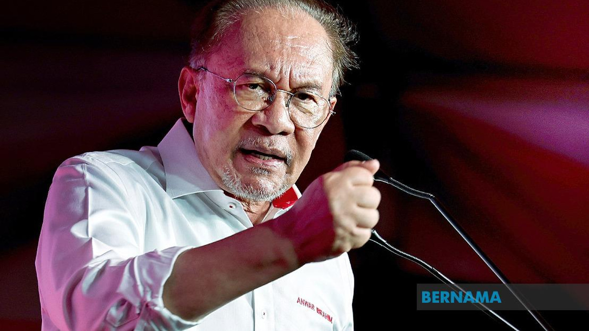 PM Anwar Pledges to End Long Queues for Government Aid, Prioritises Direct Bank Transfers