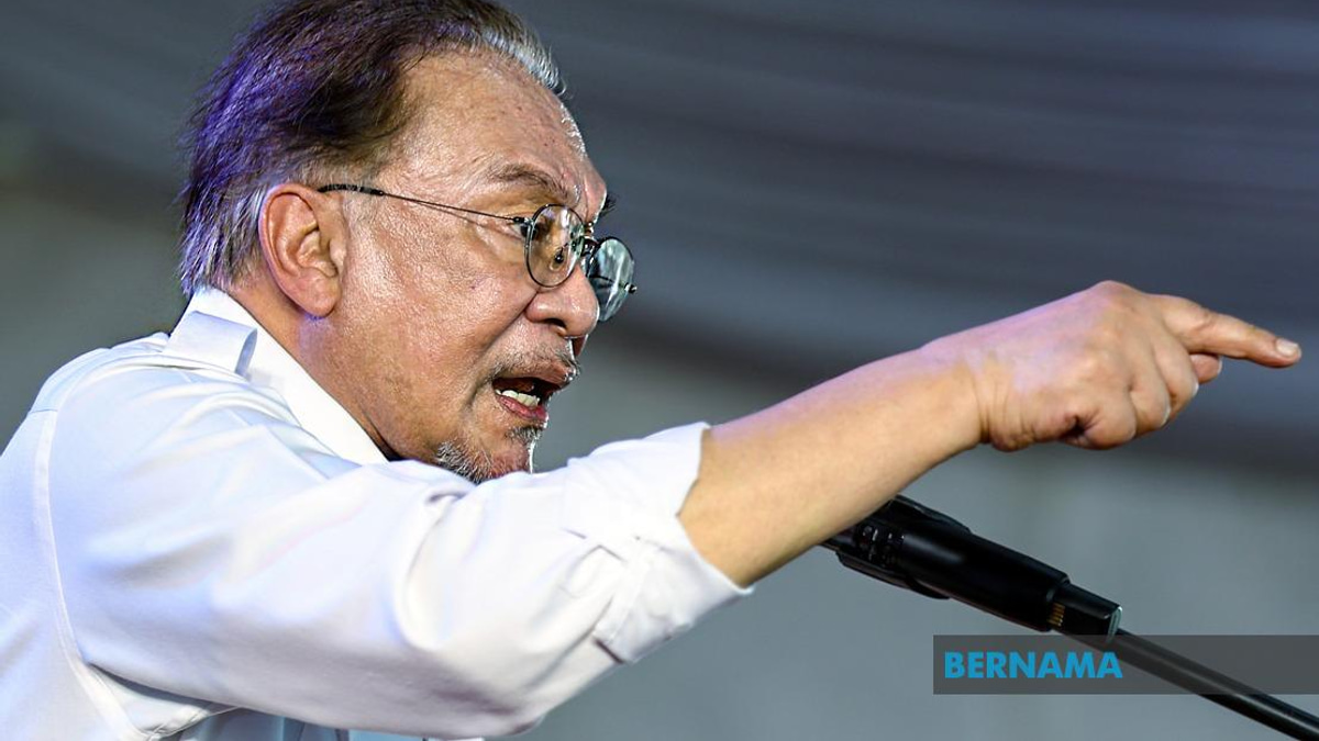Anwar Intensifies Johor Campaign Push With Eight-Constituency Tour