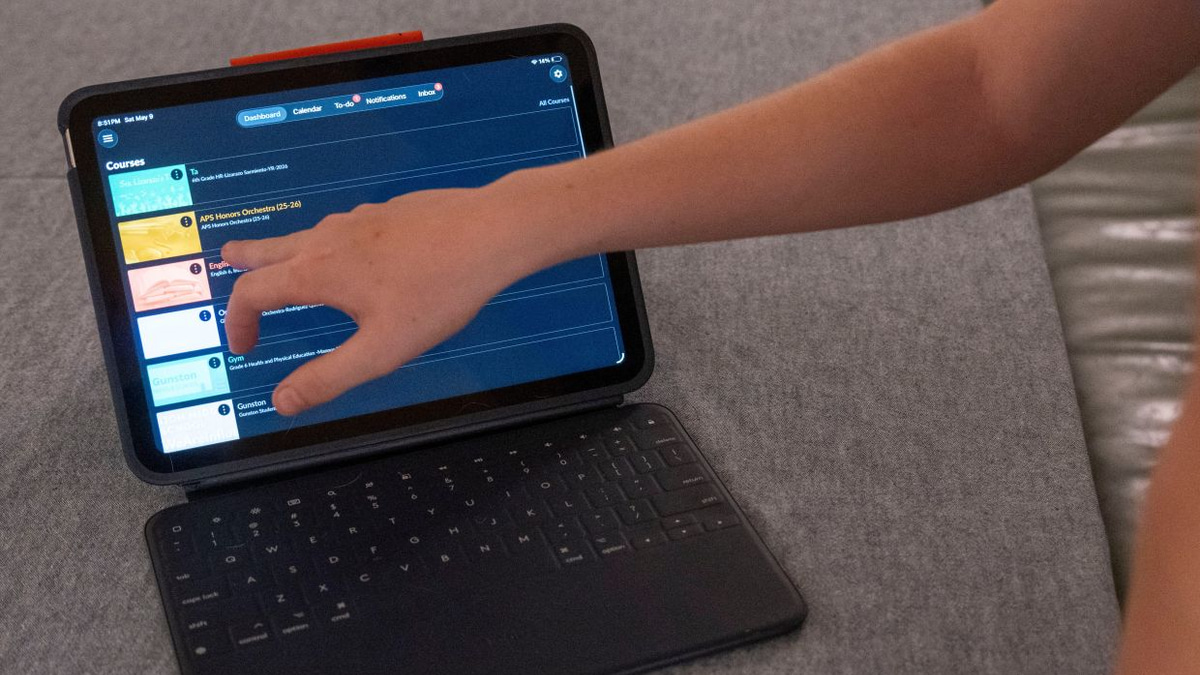 US Schools Reverse Digital-First Strategy Amid Screen Addiction Concerns