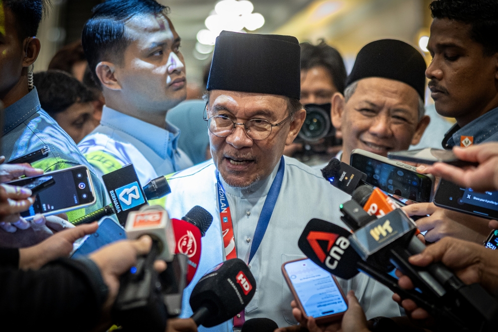 Anwar Rejects Claims of Coalition Tensions with Zahid Amid Political Speculation