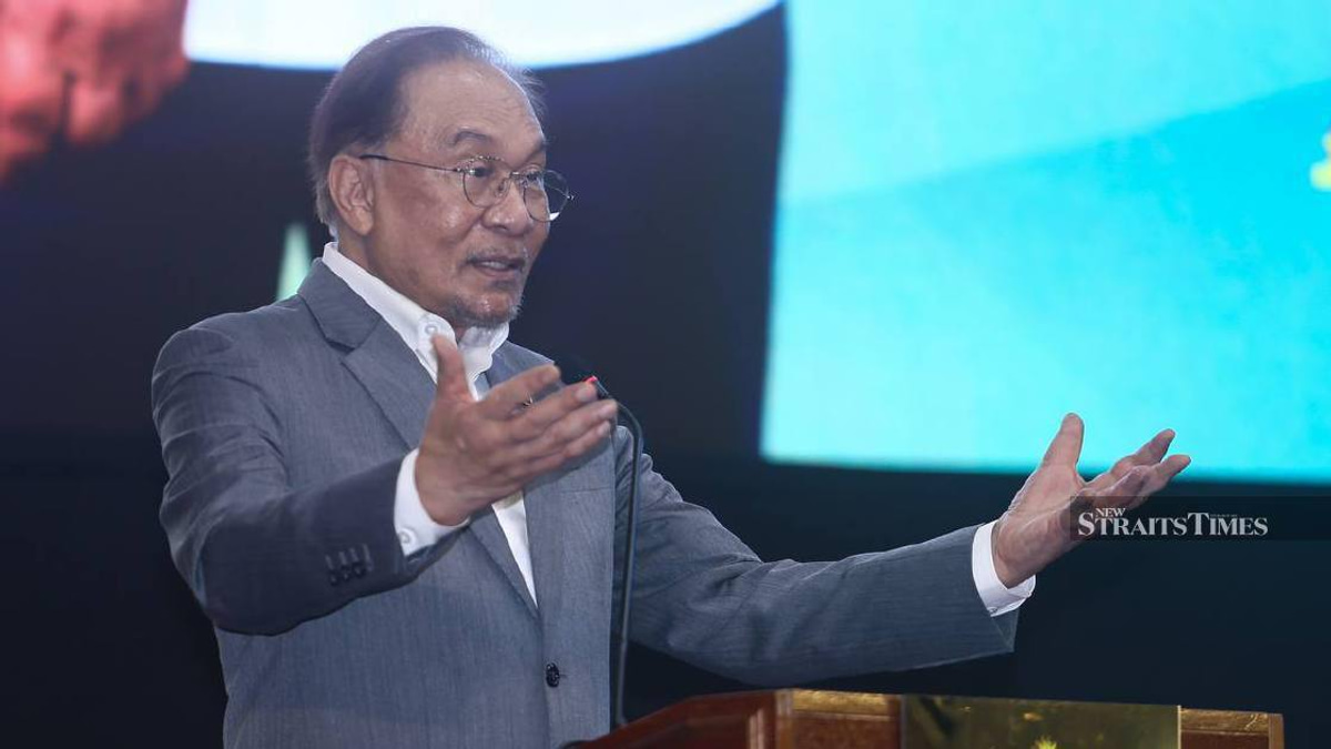 PM Anwar Orders Swift Review Into Civil Service Promotion Backlog