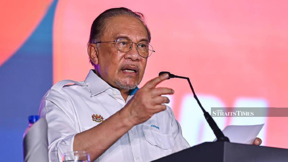 Anwar Announces Seven Incentives for Felda Settlers and Staff Welfare