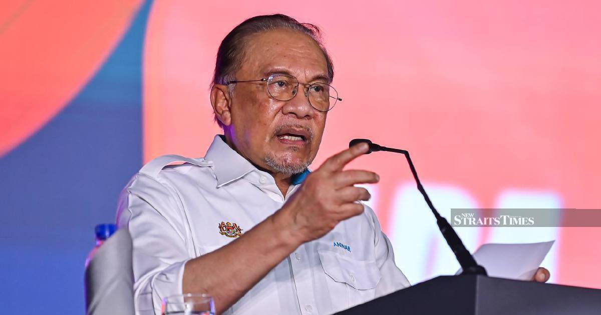 Anwar Announces Seven Incentives for Felda Settlers and Staff Welfare