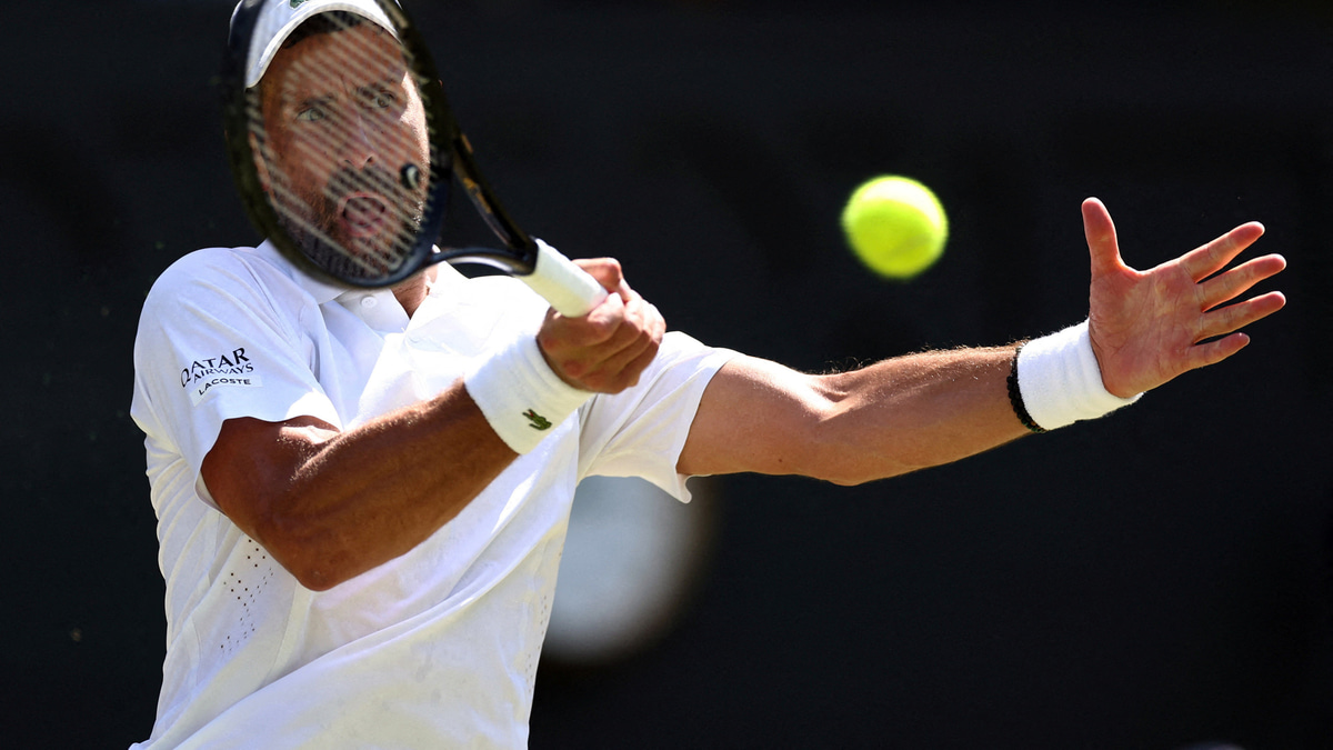 Djokovic Battles Through Marathon Wimbledon Quarterfinal, Faces Sinner in Semis