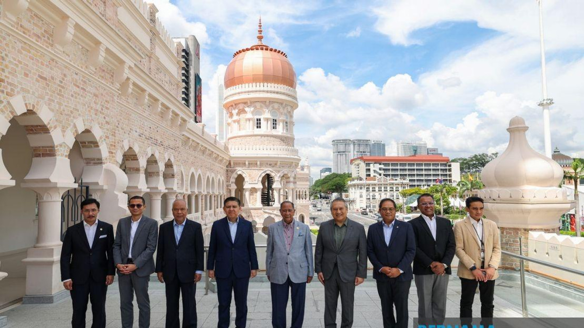 Sultan of Kedah Tours Restored Sultan Abdul Samad Building
