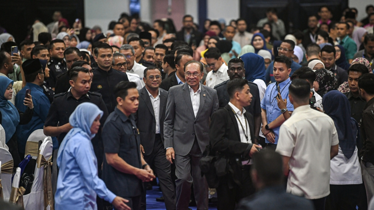 Anwar Extends Apology Over Stern Tone in Civil Service Address