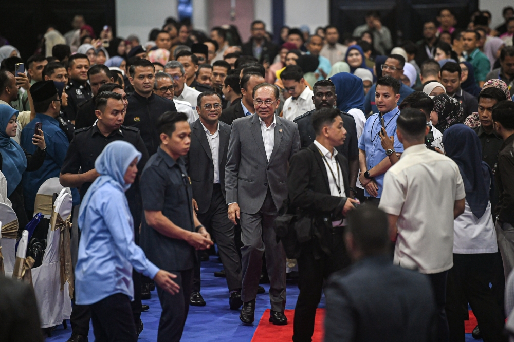 Anwar Extends Apology Over Stern Tone in Civil Service Address