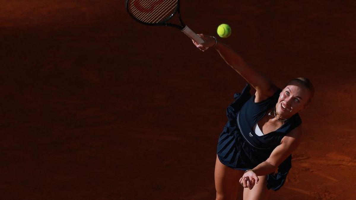 Gauff's French Open crown slips as Sabalenka powers through to fourth round