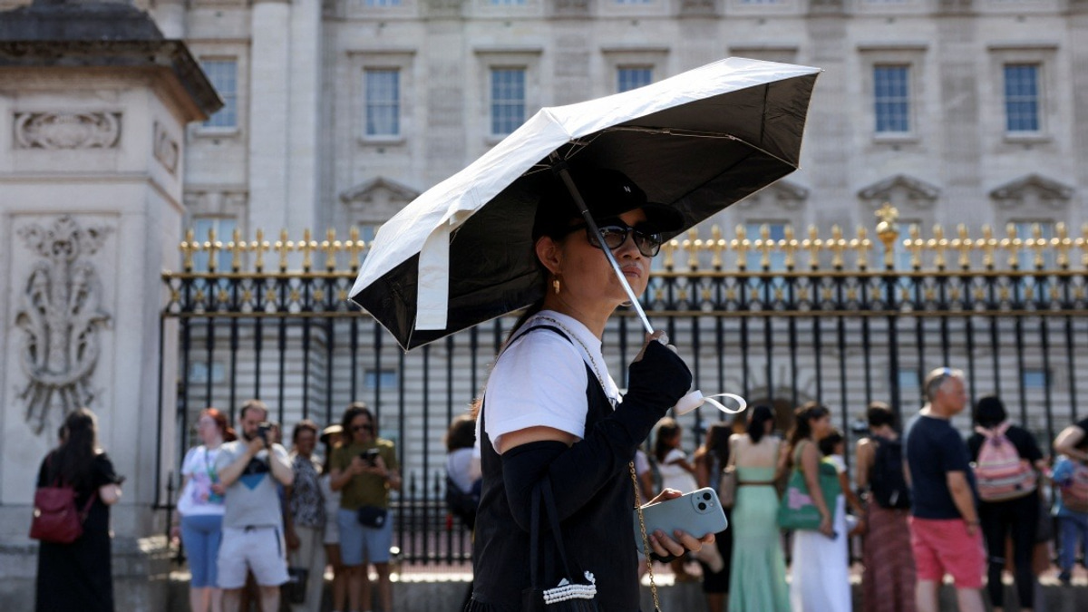 UK Buckingham Palace Ceremonial Guard Changes Suspended as Extreme Heat Grips Britain