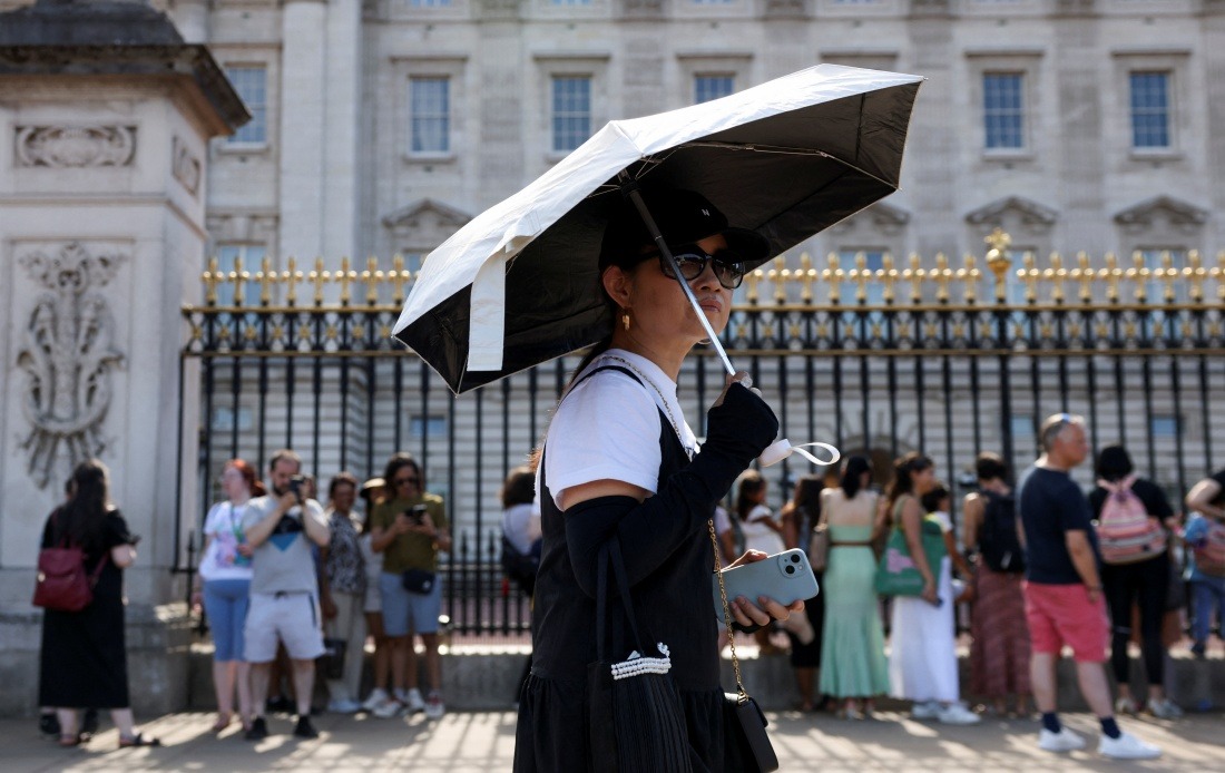 UK Buckingham Palace Ceremonial Guard Changes Suspended as Extreme Heat Grips Britain
