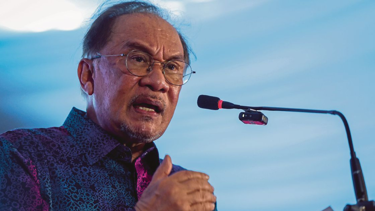 Anwar Shifts Focus to Tabung Haji Integrity as Opposition Targets His Parliamentary Absence