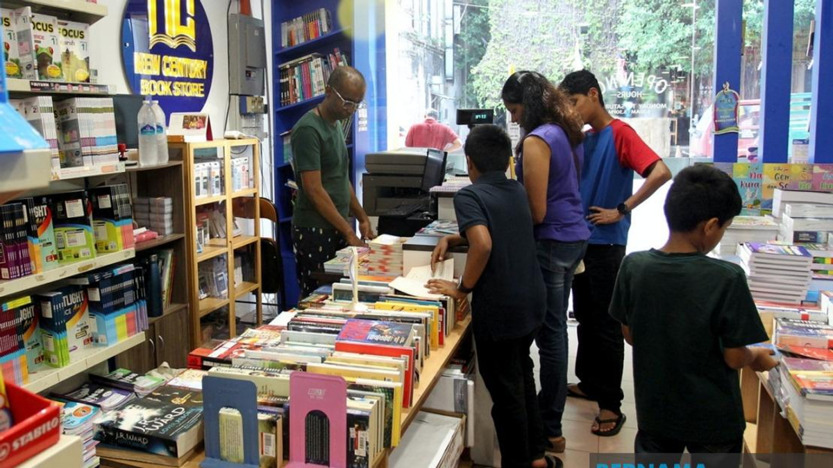 RM100 Book Vouchers for Secondary Students to Roll Out Soon
