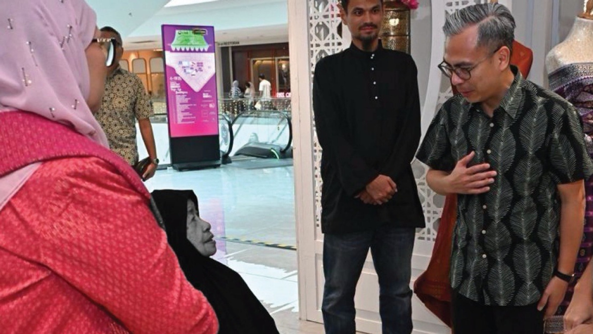 Fahmi Pays Tribute To National Songket Weaving Icon Zainab Mamat