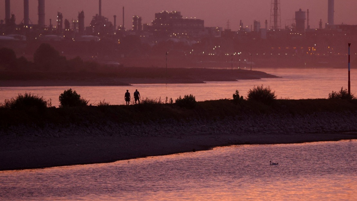 Exposed by Drought: Cologne Faces Defusing of Massive WW2 Bomb as Rhine Hits Record Low