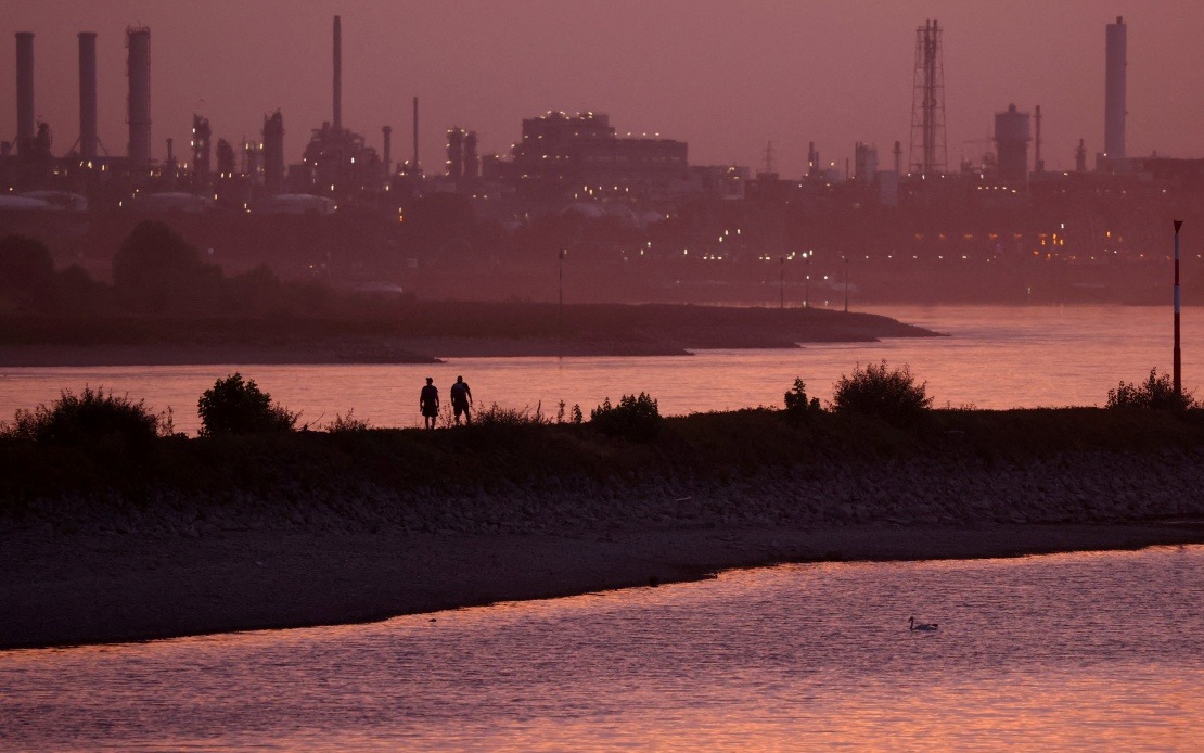 Exposed by Drought: Cologne Faces Defusing of Massive WW2 Bomb as Rhine Hits Record Low