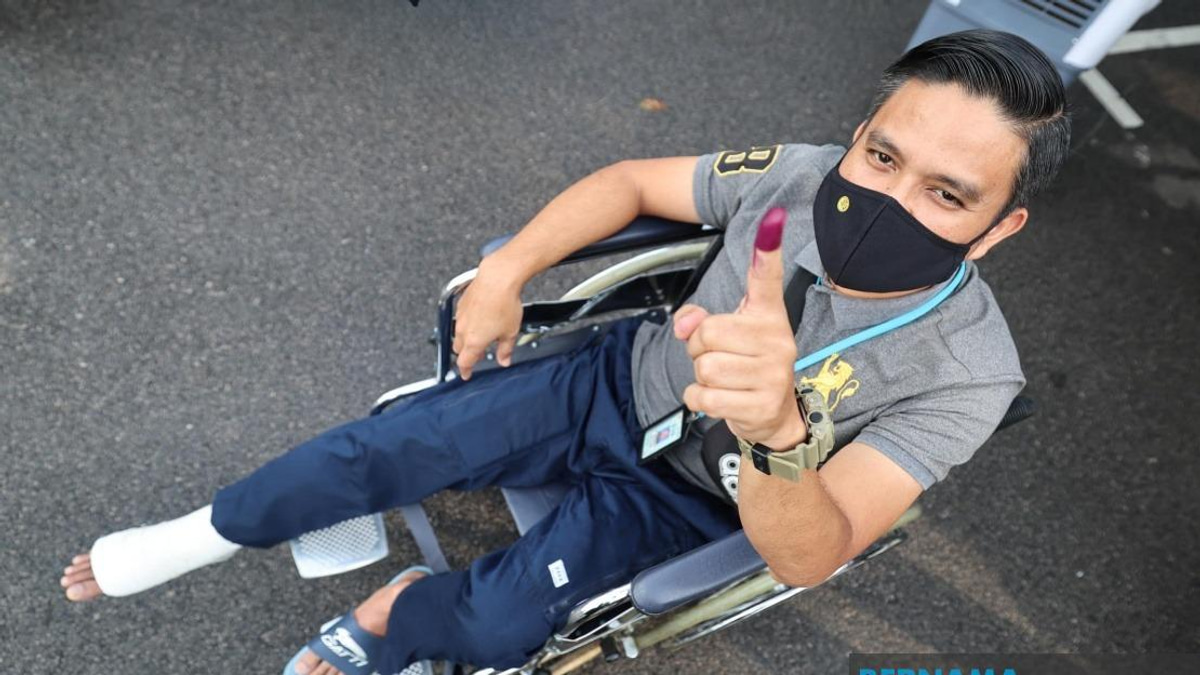 Johor Election: Police Sergeant Casts Vote Despite Achilles Tendon Injury