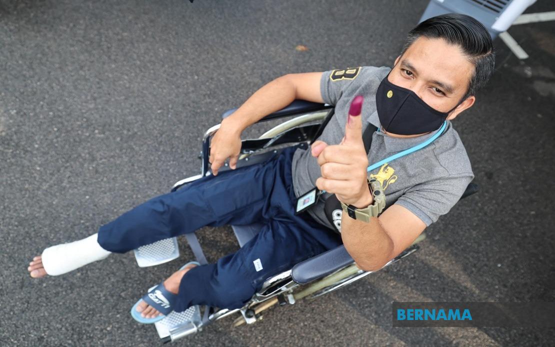 Johor Election: Police Sergeant Casts Vote Despite Achilles Tendon Injury