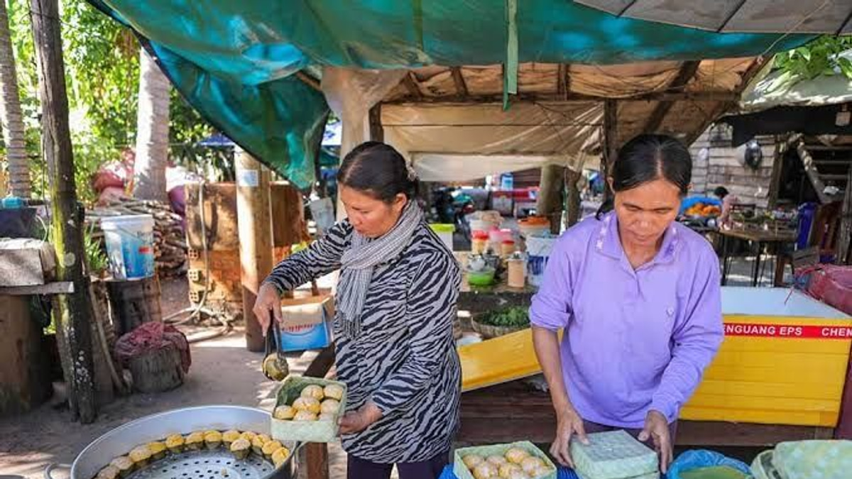 Cambodia Prioritizes Girls' Education as Women Drive Economic Growth