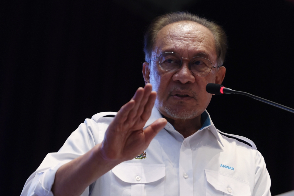 Anwar Urges Future Civil Servants to Put People and Nation First