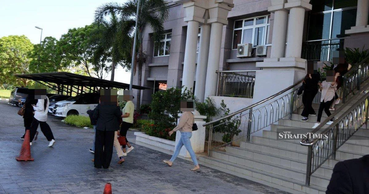 Kelantan Syariah Court Delays Trial of 14 Accused in Cross-Dressing Case