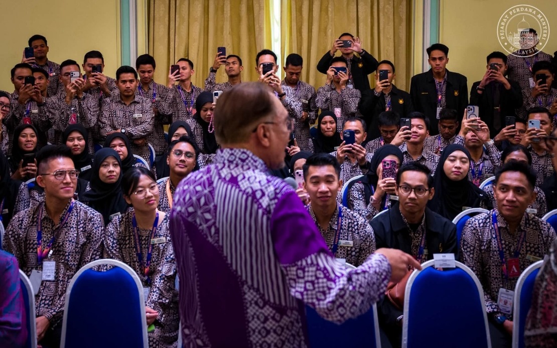 PM Anwar Urges Civil Servants to Embrace Change While Maintaining Integrity