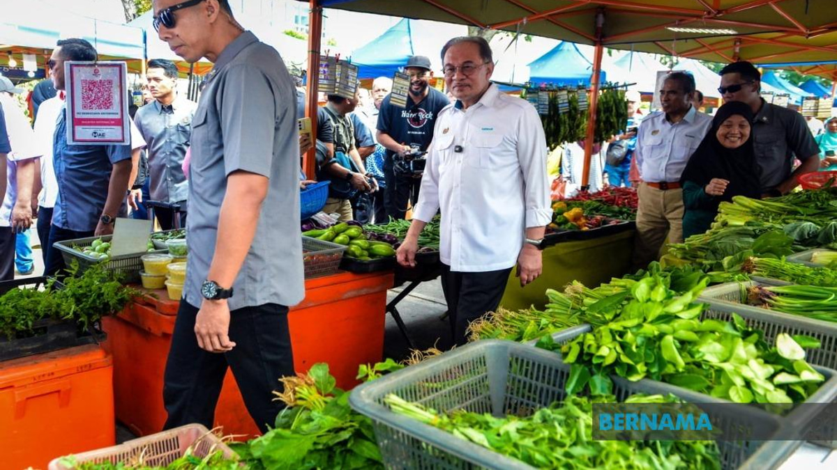 Anwar Pushes Agencies To Better Inform Small Traders Of Government Support