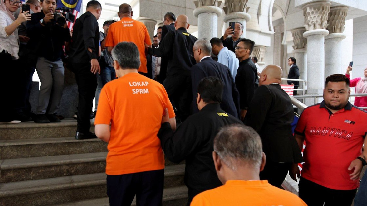 Former Tabung Haji Chief and Treasury Official Face Remand Hearing in Putrajaya