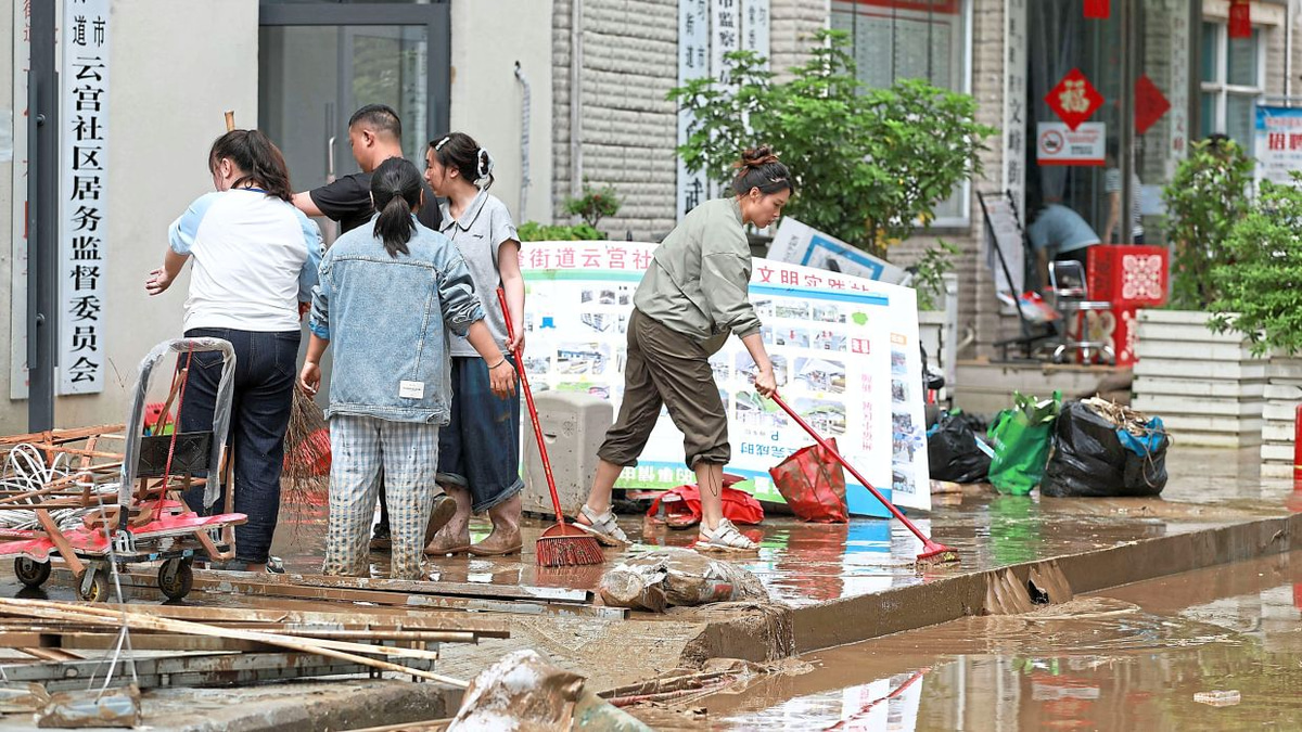 Southern China battles severe flooding as death toll climbs; thousands evacuated