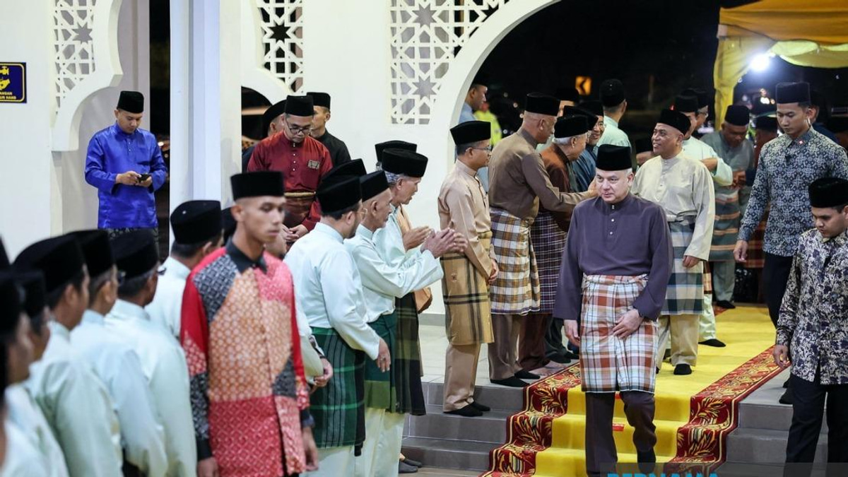 Sultan Nazrin Officiates Al-Muhajirin Mosque In Chemor
