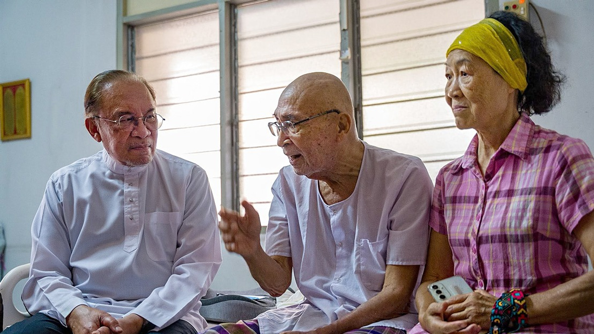 Anwar Visits Longtime Friend Syed Hamid In Batu Pahat