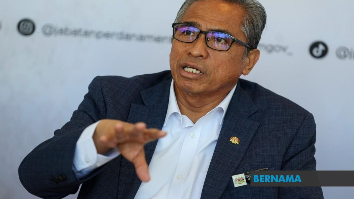 Civil Service Must Translate Anwar's Diplomatic Gains Into Economic Action, Says Chief Secretary