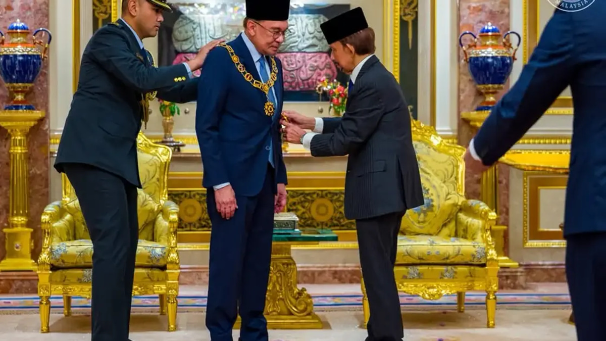 Anwar Ibrahim Receives High Royal Honour from Brunei's Sultan