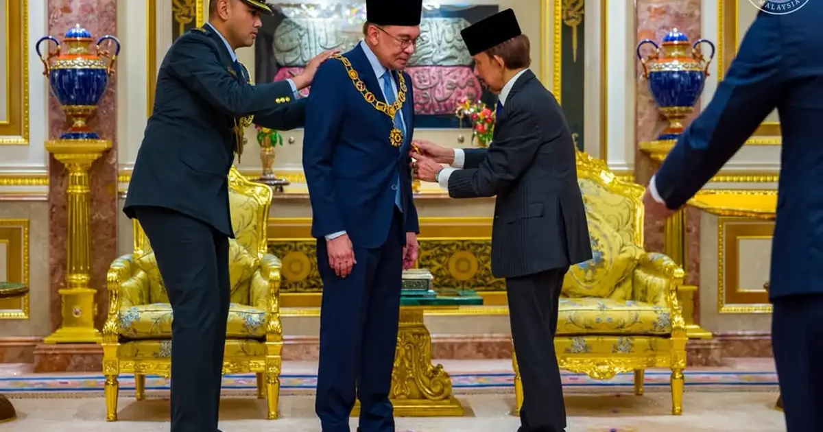 Anwar Ibrahim Receives High Royal Honour from Brunei's Sultan
